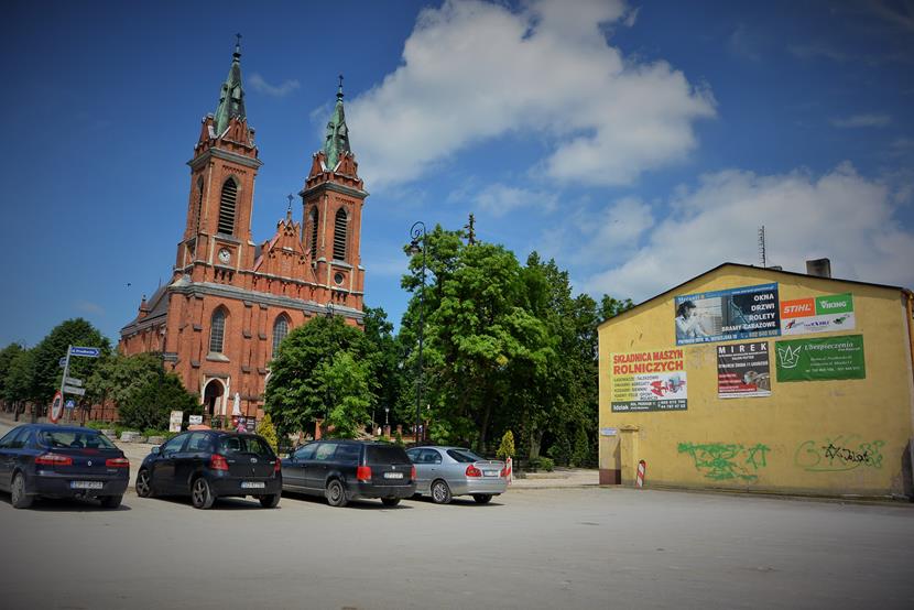 Miejsce po synagodze i widok w kierunku kościoła.JPG