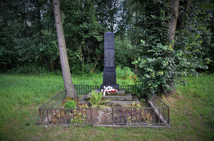 Pomnik w Gilowicach (1).JPG