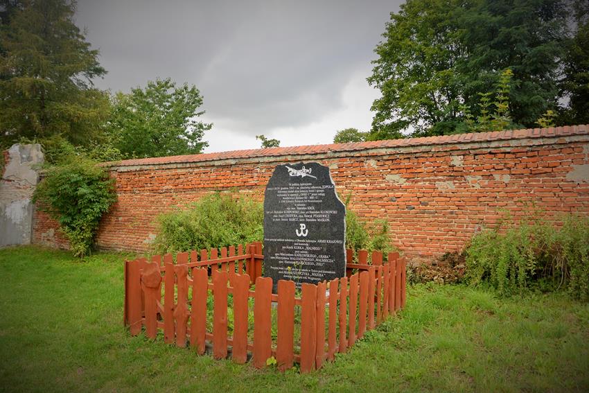 Obelisk na pamiątkę udanej akcji (1).JPG