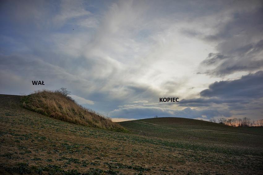 Wał i kopiec grodziska..jpg