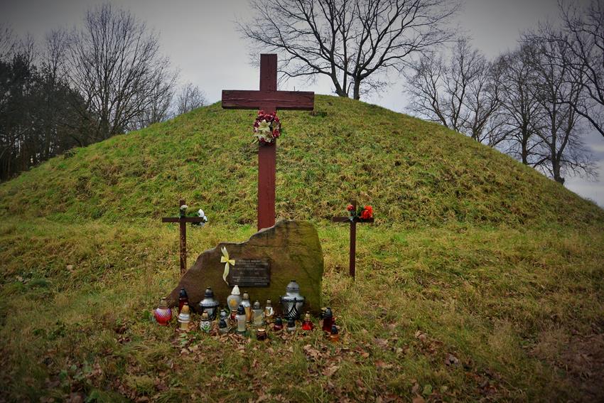 Ucisków - cmentarz (7).JPG