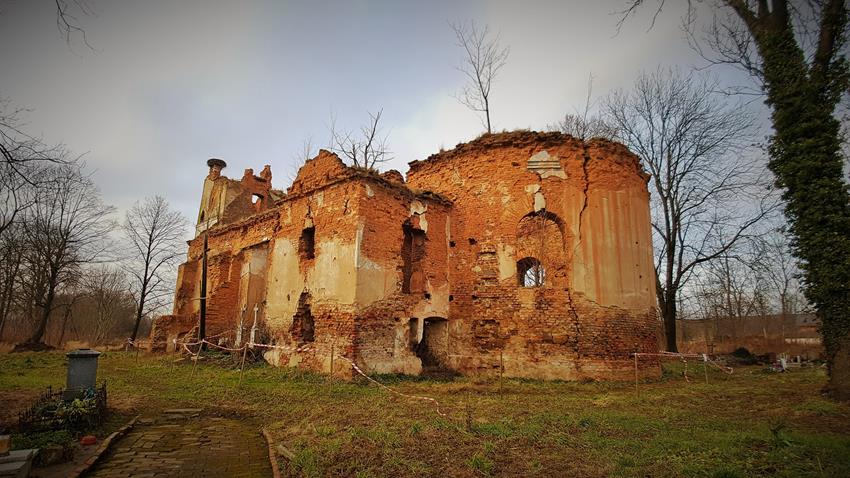 Wojnowice - ruiny kościoła (2).jpg