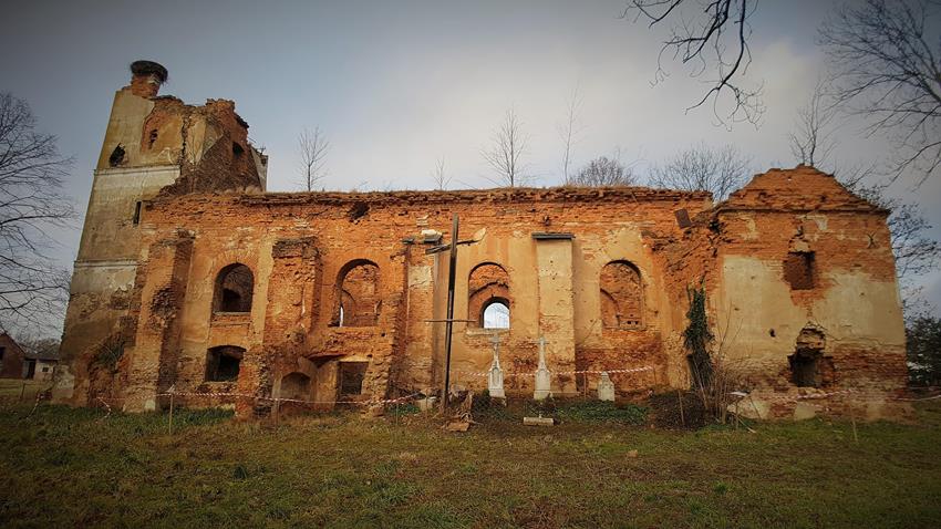 Wojnowice - ruiny kościoła (3).jpg
