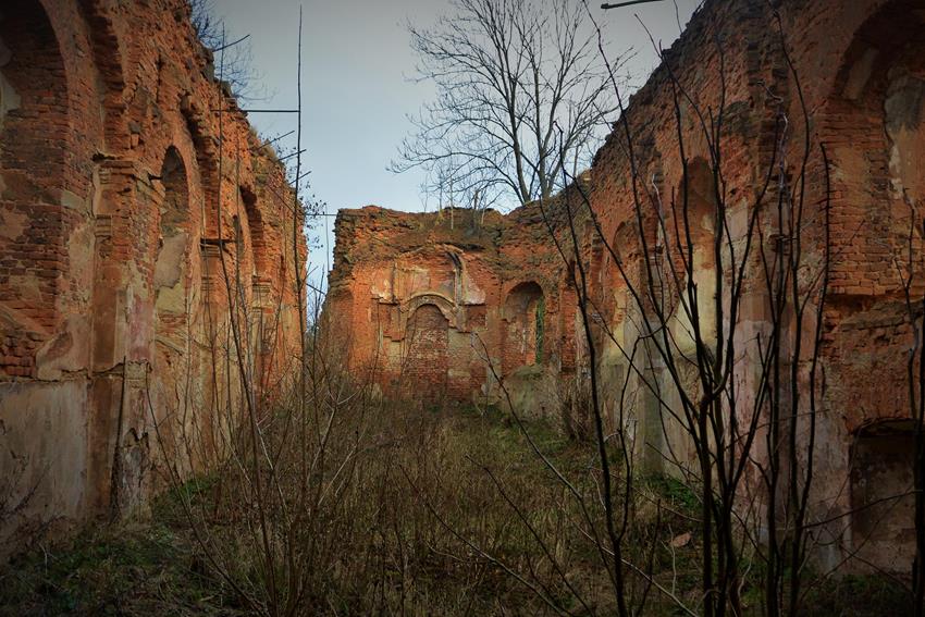 Wojnowice - ruiny kościoła (21).JPG