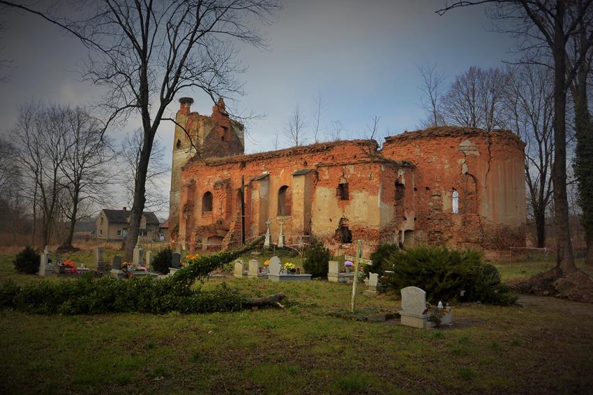Wojnowice - ruiny kościoła (9).JPG