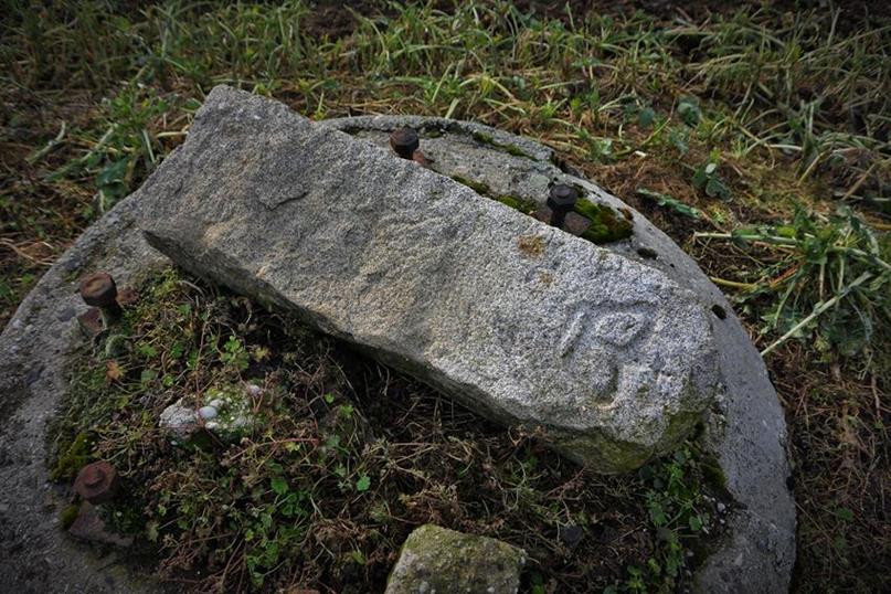 Słupek na podstawie kwietnikowej baterii Flak (2).JPG