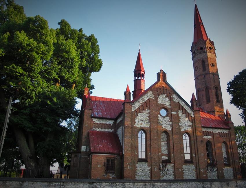 Kościół w Cielętnikach i lipa w roku 2014.jpg