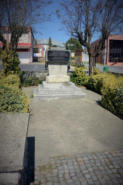 Pomnik w Ujeździe (2).jpg