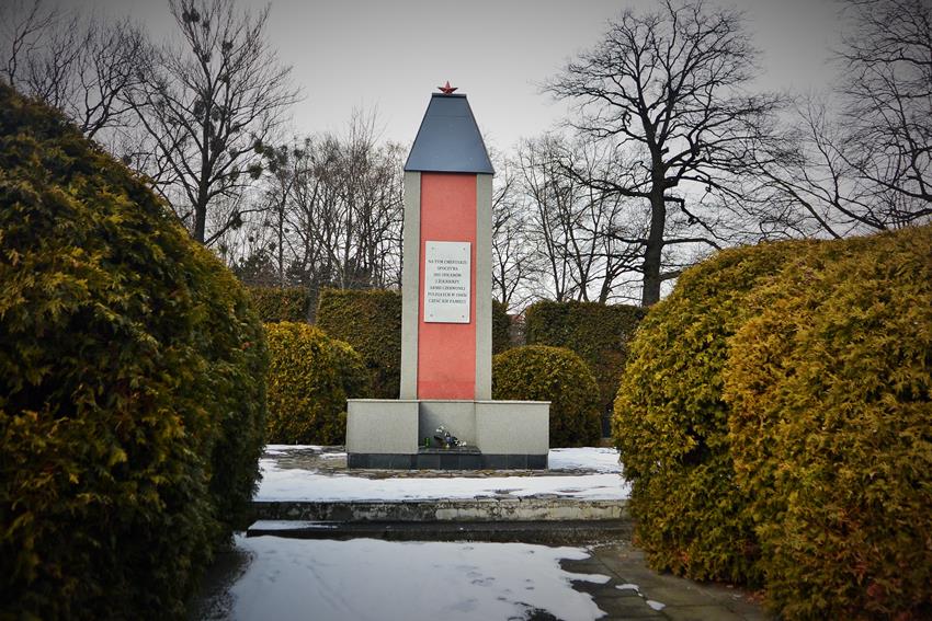 Cmentarz żołnierzy radzieckich (1).JPG