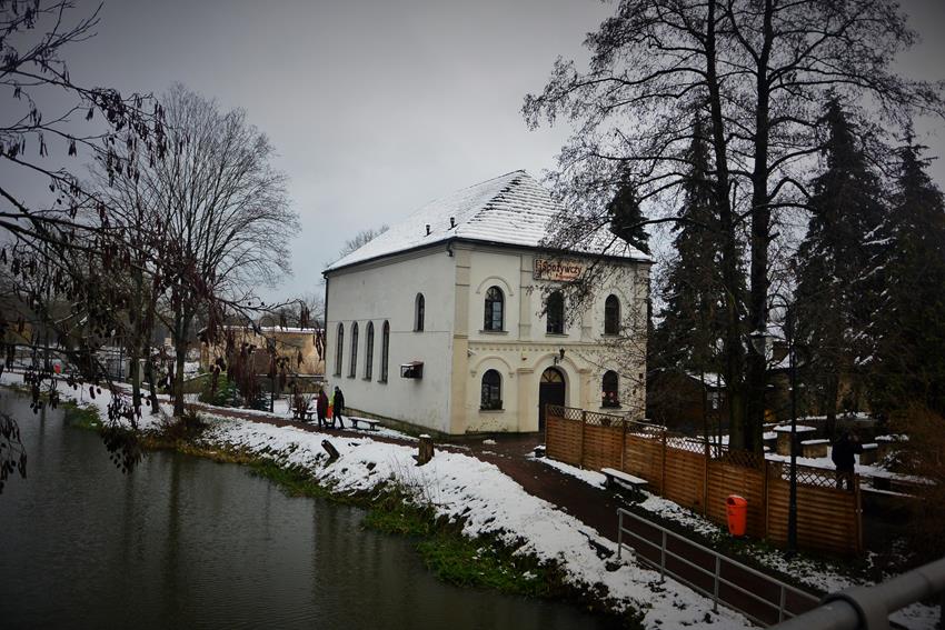 Inowłódz - synagoga (1).JPG