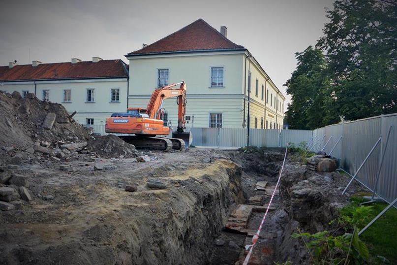 Fundamenty budowli odkryte w wykopie pod apartamentowiec (4).JPG