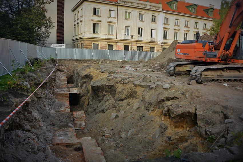 Fundamenty budowli odkryte w wykopie pod apartamentowiec (1).JPG