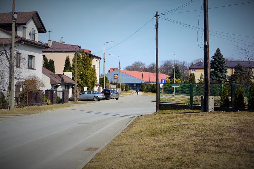 Widok na sklep z ulicy sąsiadującej ze starym cmentarzem żydowskim.JPG