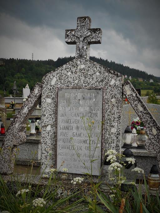 Kamienica - grób ofiar II Wojny Światowej (3).JPG