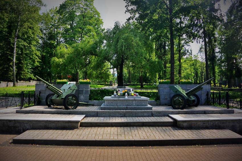 Cmentarz żołnierzy radzieckich (1).JPG