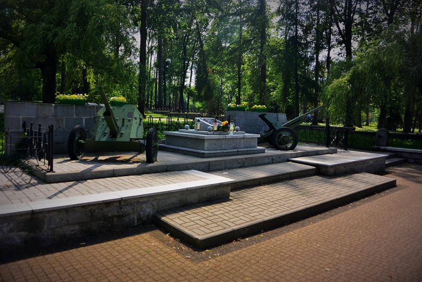 Cmentarz żołnierzy radzieckich (11).JPG