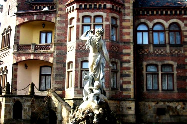 Grodkowice - pałac Żeleńskich - rzeźba.jpg