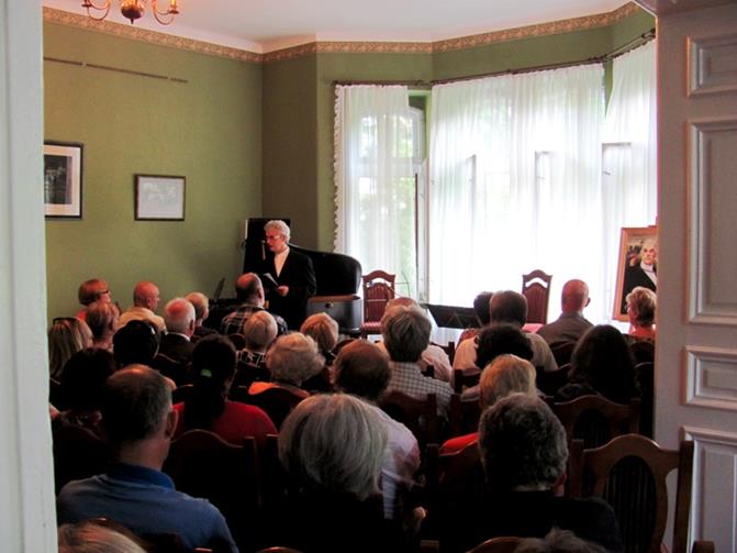 Grodkowice - Ireneusz Trybulec organizator spotkań kultralnych.JPG