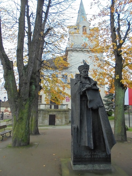 Nowy Wisnicz ratusz pomnik St Lubomirskiego.JPG