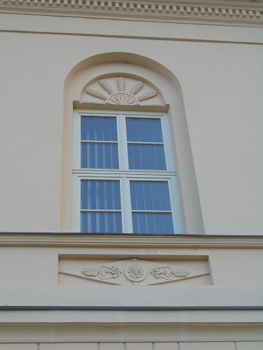 Radziszow dwor okno dekoracja.JPG