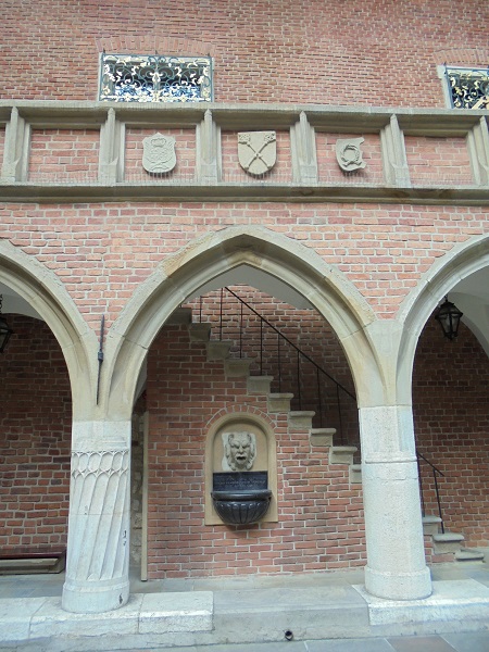 KR Collegium Maius arkady i maszkaron.JPG