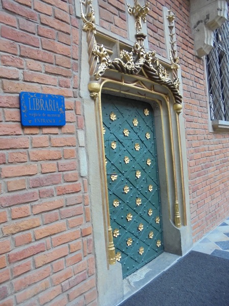 KR Collegium Maius Porta Aurea.JPG