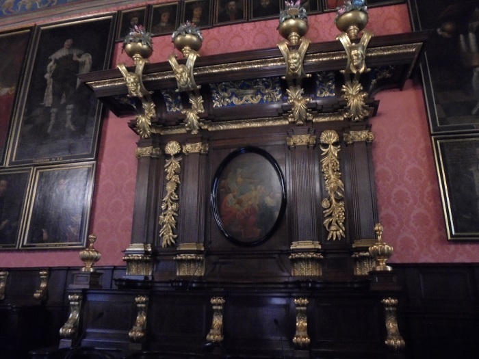 KR Collegium Maius aula trybuna.JPG