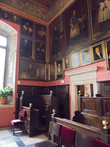 KR Collegium Maius aula portrety profesorow.JPG