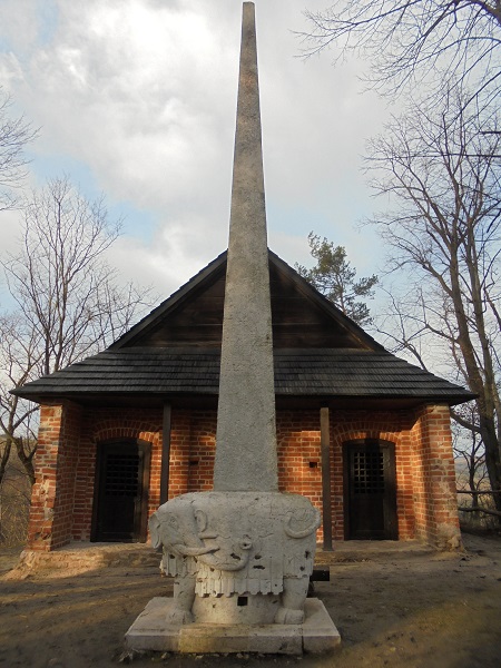 Grodzisko pustelnia obelisk.JPG