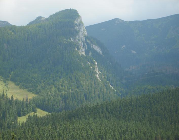 3. Tatry - widok ze ścieżki na Zawrat Kasprowy - wapienie serii wierchowej.JPG