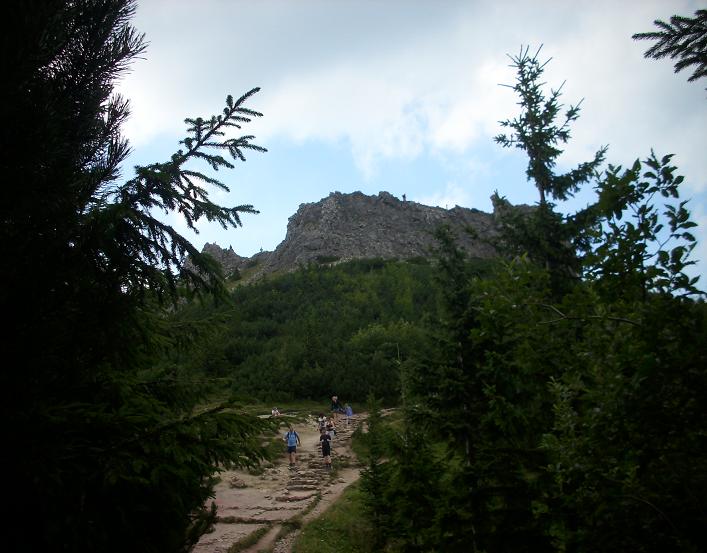 5. Tatry - widok ze ścieżki na Sarnią Skałkę - wapienie serii reglowej.JPG