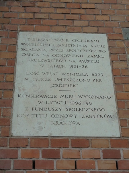 Wawel cegielki tablica.JPG