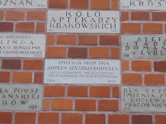 Wawel cegielka upamietniajaca pomyslodawce akcji.JPG