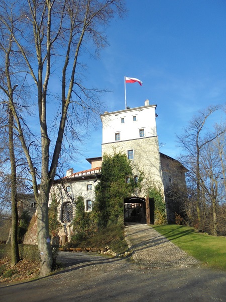 Korzkiew zamek panorama.JPG