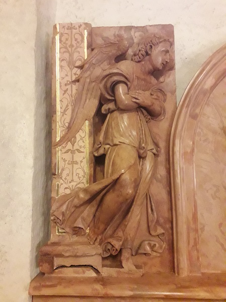 Modlnica kosciol postać aniola z tabernakulum.jpg