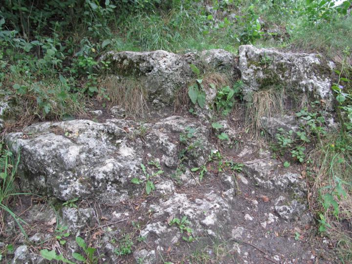 Na górę można wejść po czymś, co przypomina kamienne schody.jpg