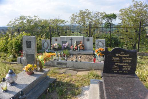 Łazany - grób ofiar egzekucji.JPG