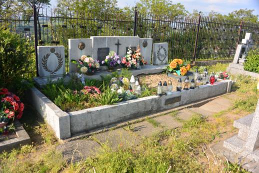Łazany - grób ofiar egzekucji (2).JPG