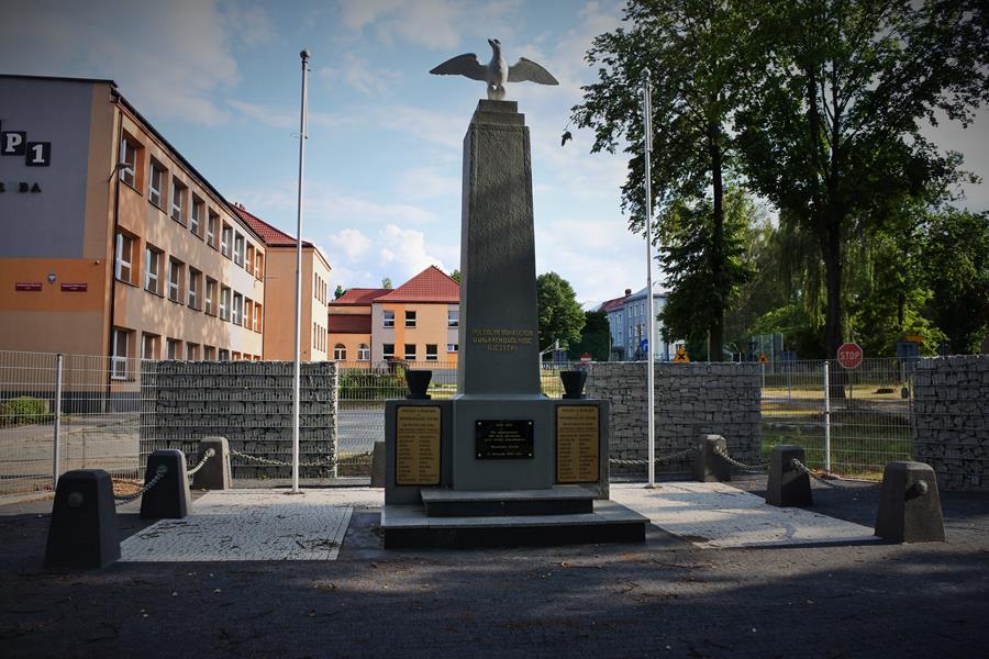 Pomnik poległych  w walkach o wolność Ojczyzny (2).JPG
