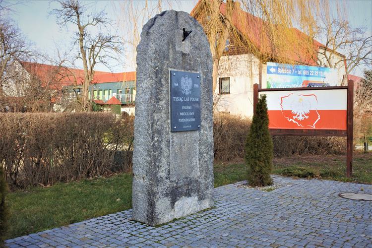 Pomnik poległych i zaginionych (1).JPG