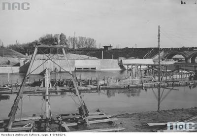 Budowa jazu - 1929 rok, zdjęcie z archiwum NAC.jpg