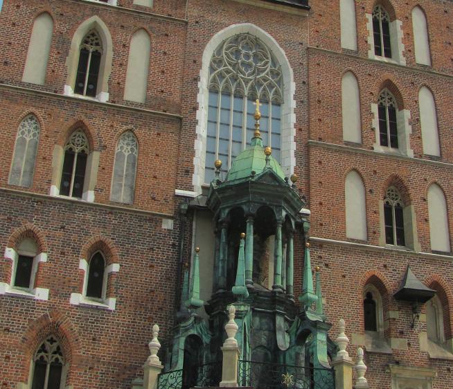 Kraków - kościół Mariacki 6 - w oknie choru  maswerk Matejki witraże Mehhofer i Wyspiański.JPG