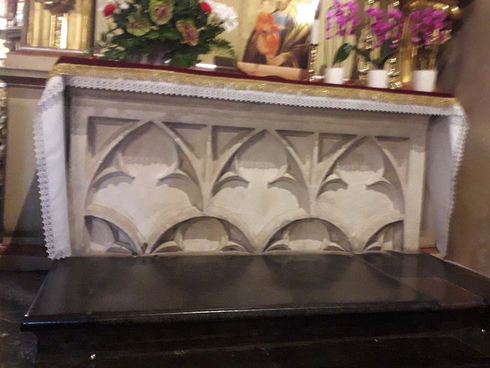 Niepolomice kosciol oltarz boczny antepedium gotyckie.jpg