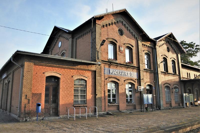 Dworzec w Racławicach Śląskich (1).JPG