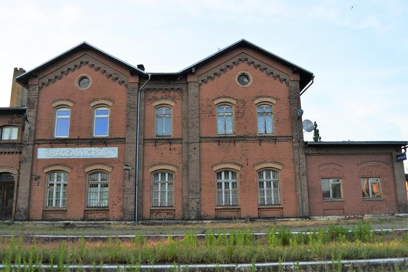Dworzec w Racławicach Śląskich (4).JPG