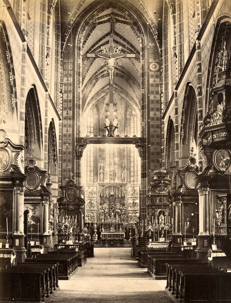 Krakow kosciol Mariacki wnetrze archiwalne.jpg