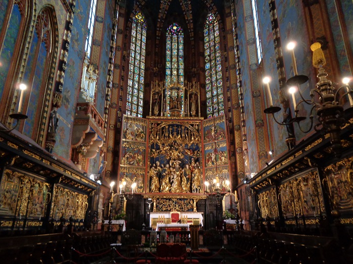 KR kosciol Mariacki wnetrze prezbiterium.JPG