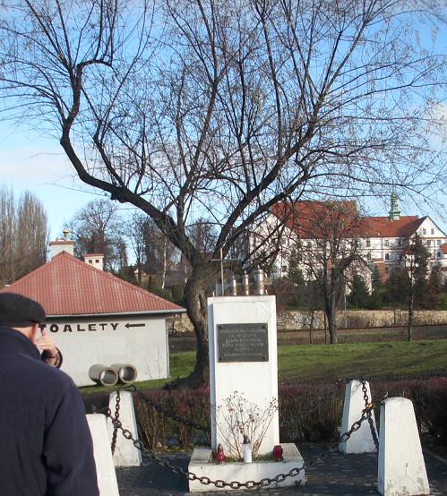 Wieliczka - pomnik na ul. Dembowskiego fot. 2.JPG