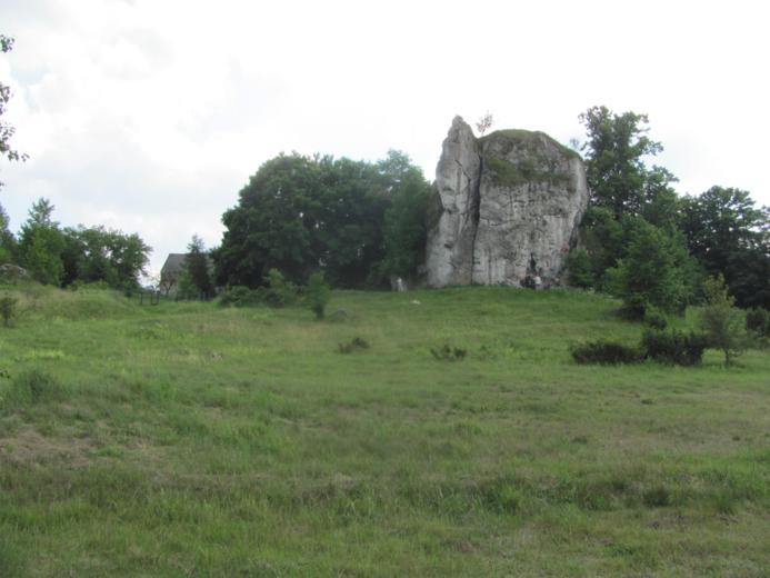 Ostaniec o niemal płaskim szczycie.jpg