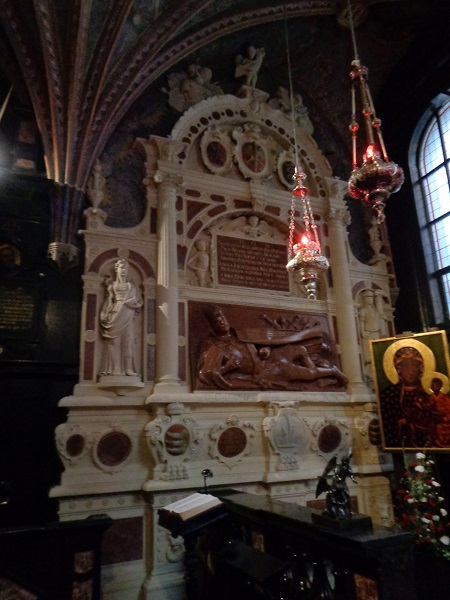 Wawel katedra nagrobek Batorego.JPG